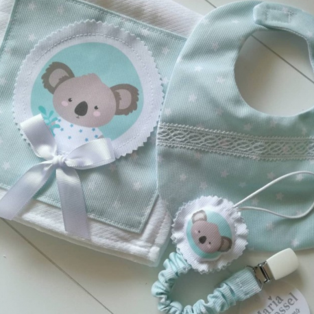 Conjunto Coala Babete + Prende Chupetas + Fralda
