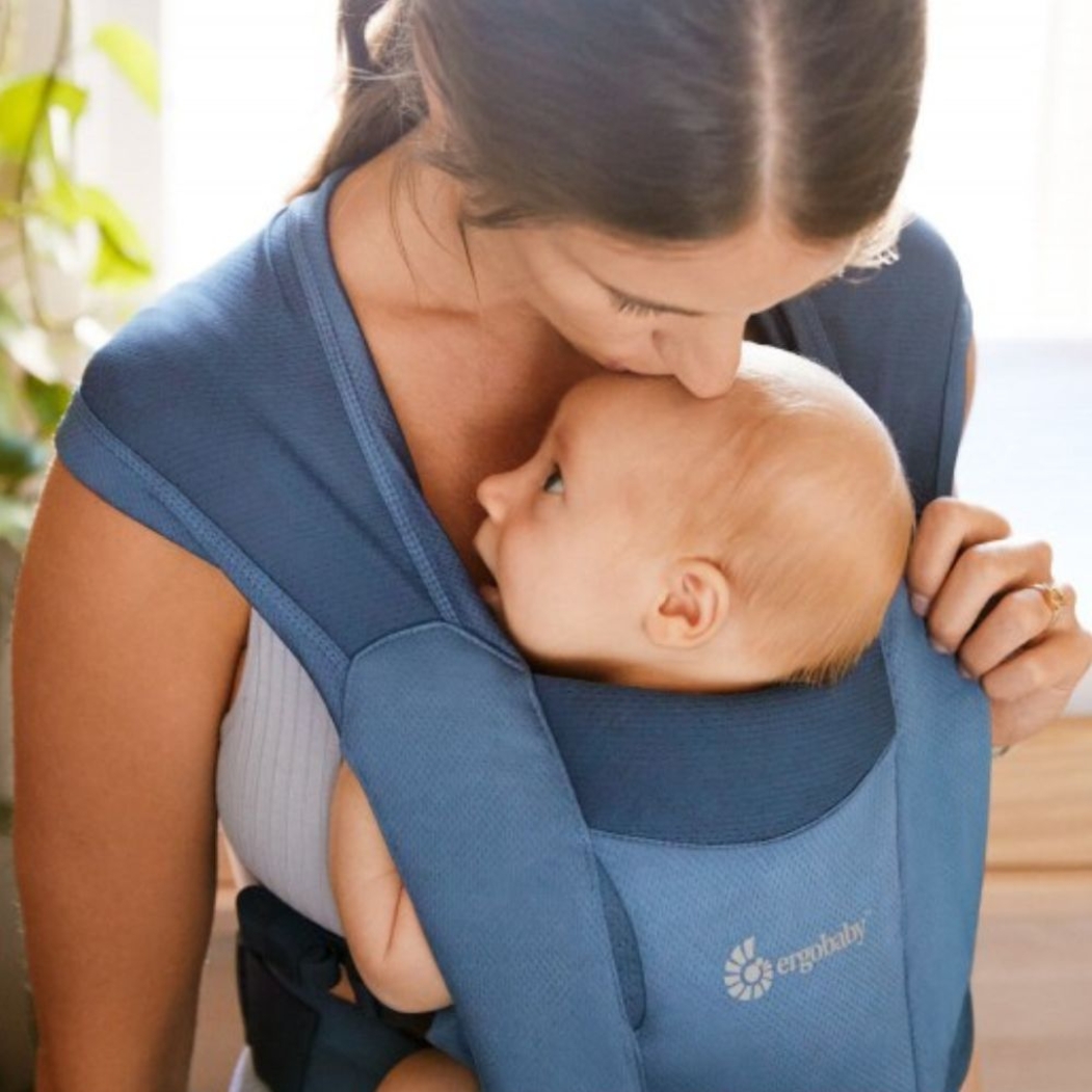 Porta-Bebés Ergobaby Embrace Soft Air Mesh Blue - Ergobaby - 1220000205147